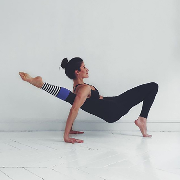 wish's new autumn European and American color-blocking yoga fitness pants with striped patchwork leggings at the cuffs are now in stock Application Scenario