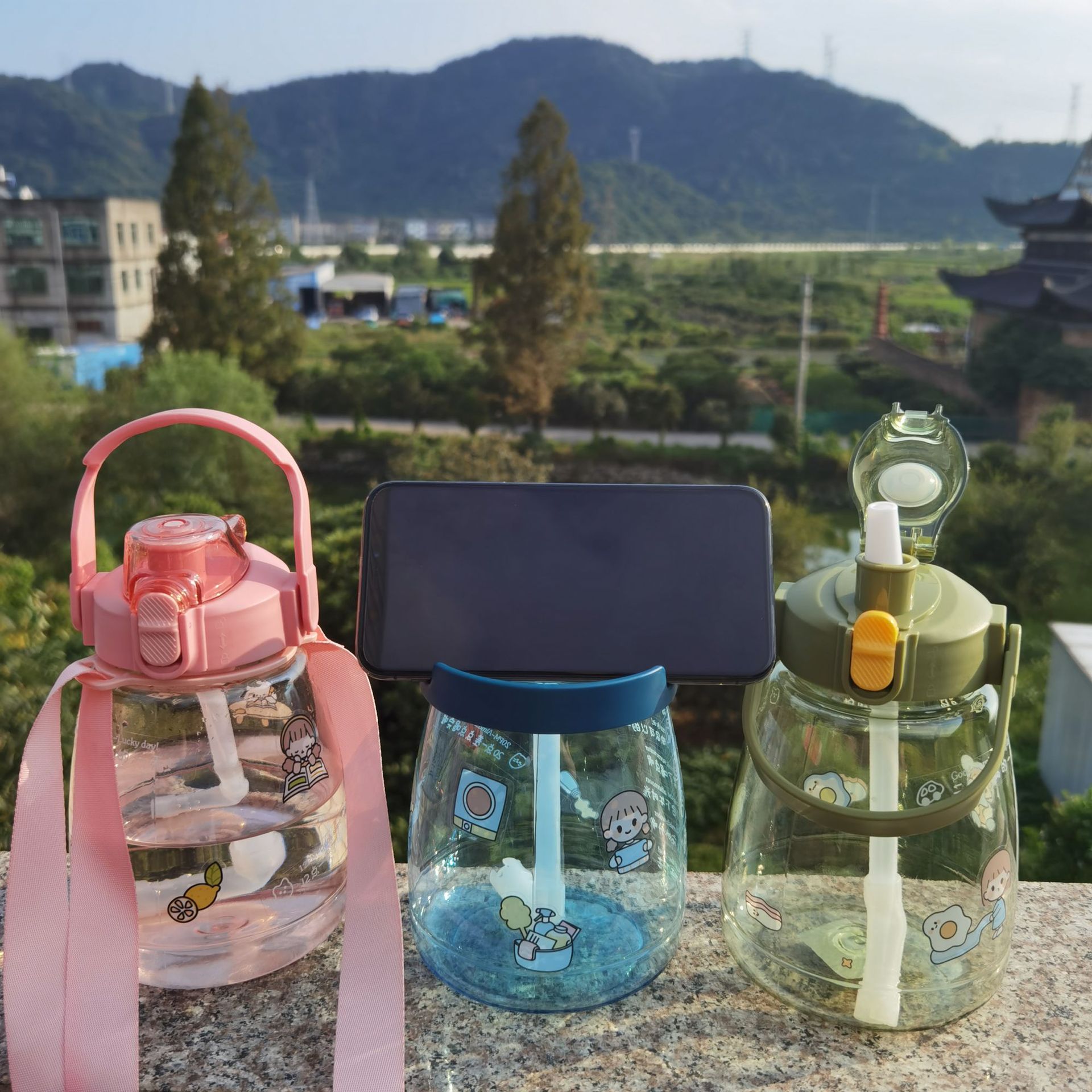 Tazas de agua de gran capacidad para las niñas de alto nivel de aspecto deportivo portan la pajita gran estómago tazas de plástico tazas de agua de plástico Application Scenario