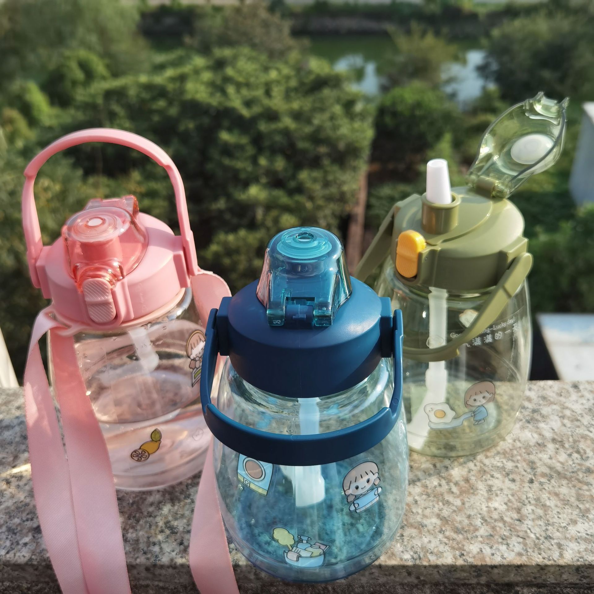 Tazas de agua de gran capacidad para las niñas de alto nivel de aspecto deportivo portan la pajita gran estómago tazas de plástico tazas de agua de plástico Specification image