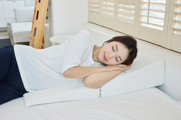 Amazon's best-selling bed foldable triangular pillow, wedge-shaped cushion, multi-functional backrest leg pillow details Picture