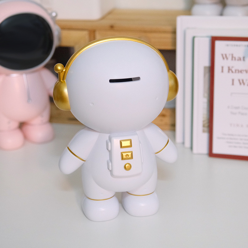 Creative astronaut astronaut piggy bank, birthday gift for children, plastic handicrafts, decorative items, gifts Application Scenario