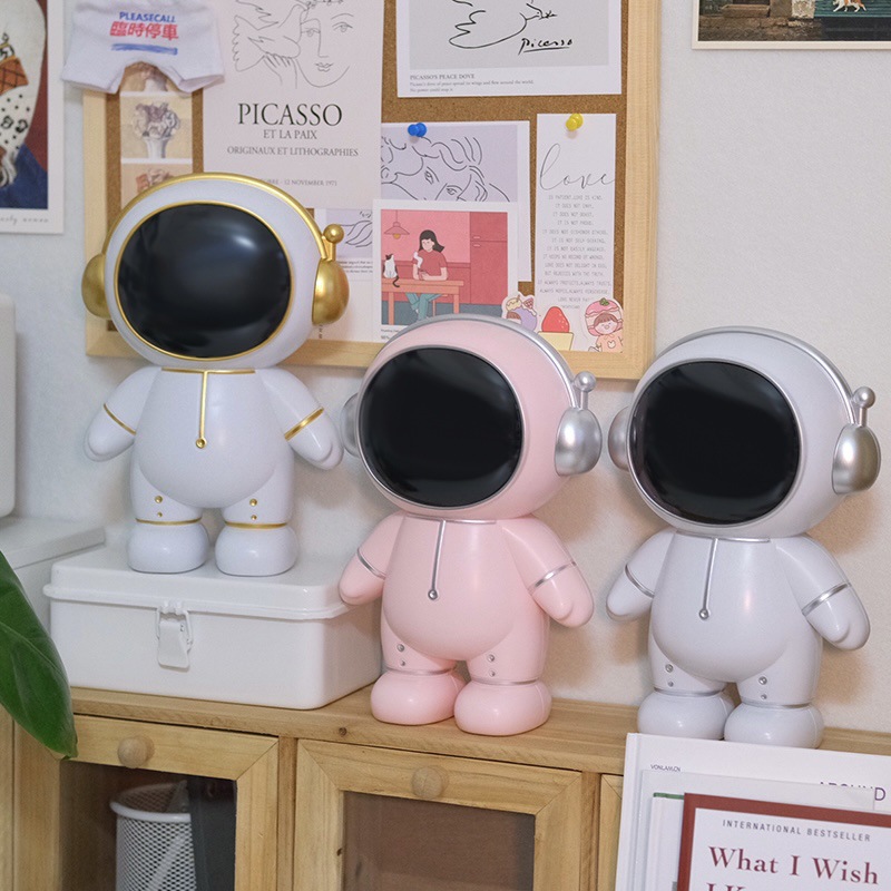 Creative astronaut astronaut piggy bank, birthday gift for children, plastic handicrafts, decorative items, gifts full figure