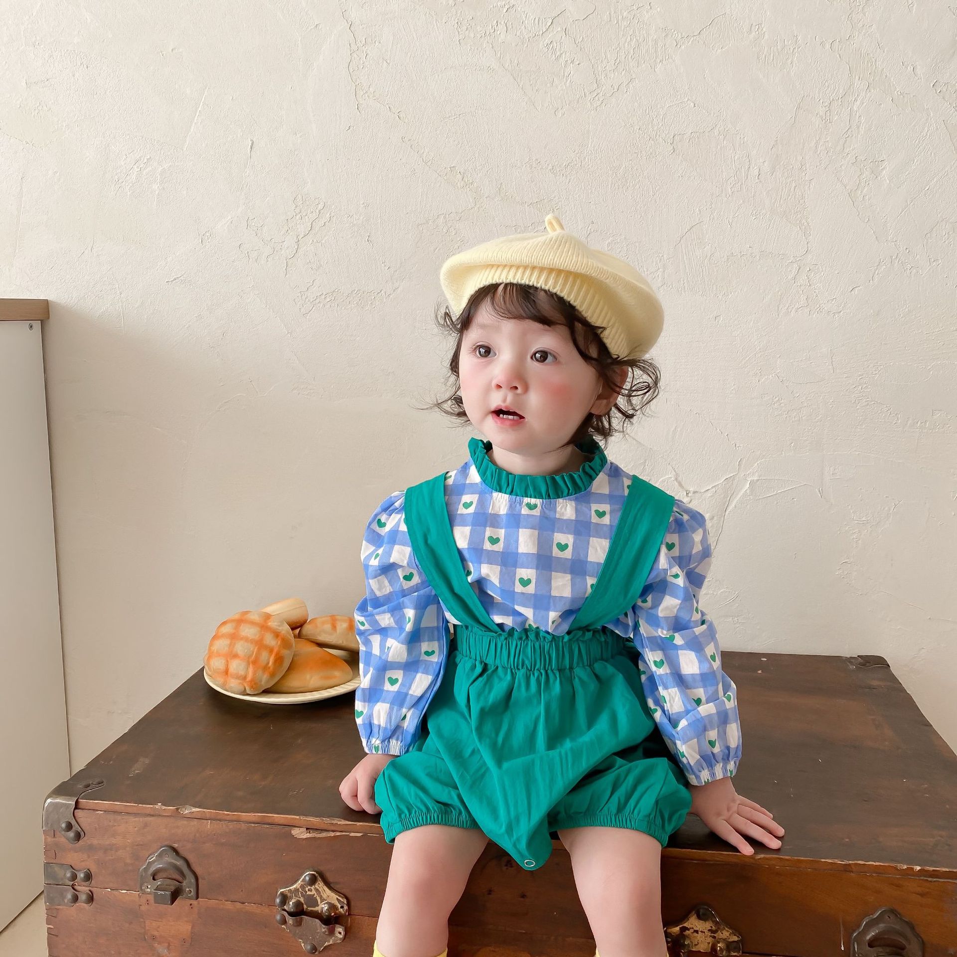 Girls set baby spring clothes 2022 new Korean children's clothes baby clothes suspenders children green wholesale