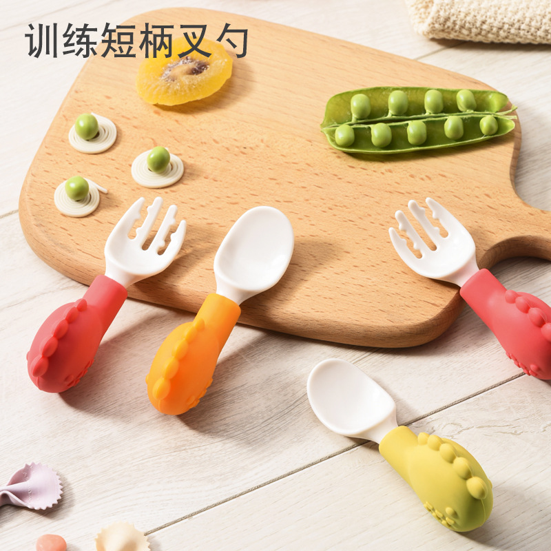 ويتعلم الأطفال كيفية تناول الطعام، ويتعلمون الملاعق الشوكة ذات المقبض السيليكون Item Picture