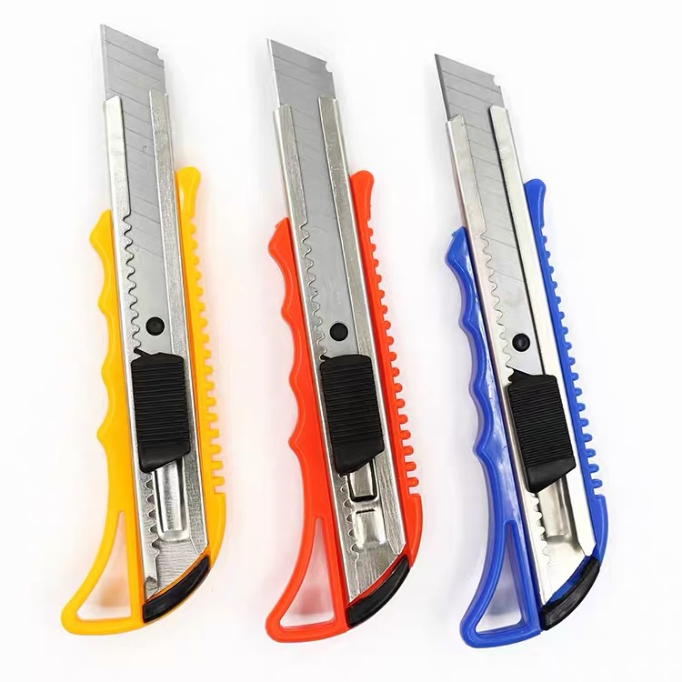 Factory direct sales office special paper cutting knife, Fengli wallpaper knife Stand 6828 model plastic gate utility knife