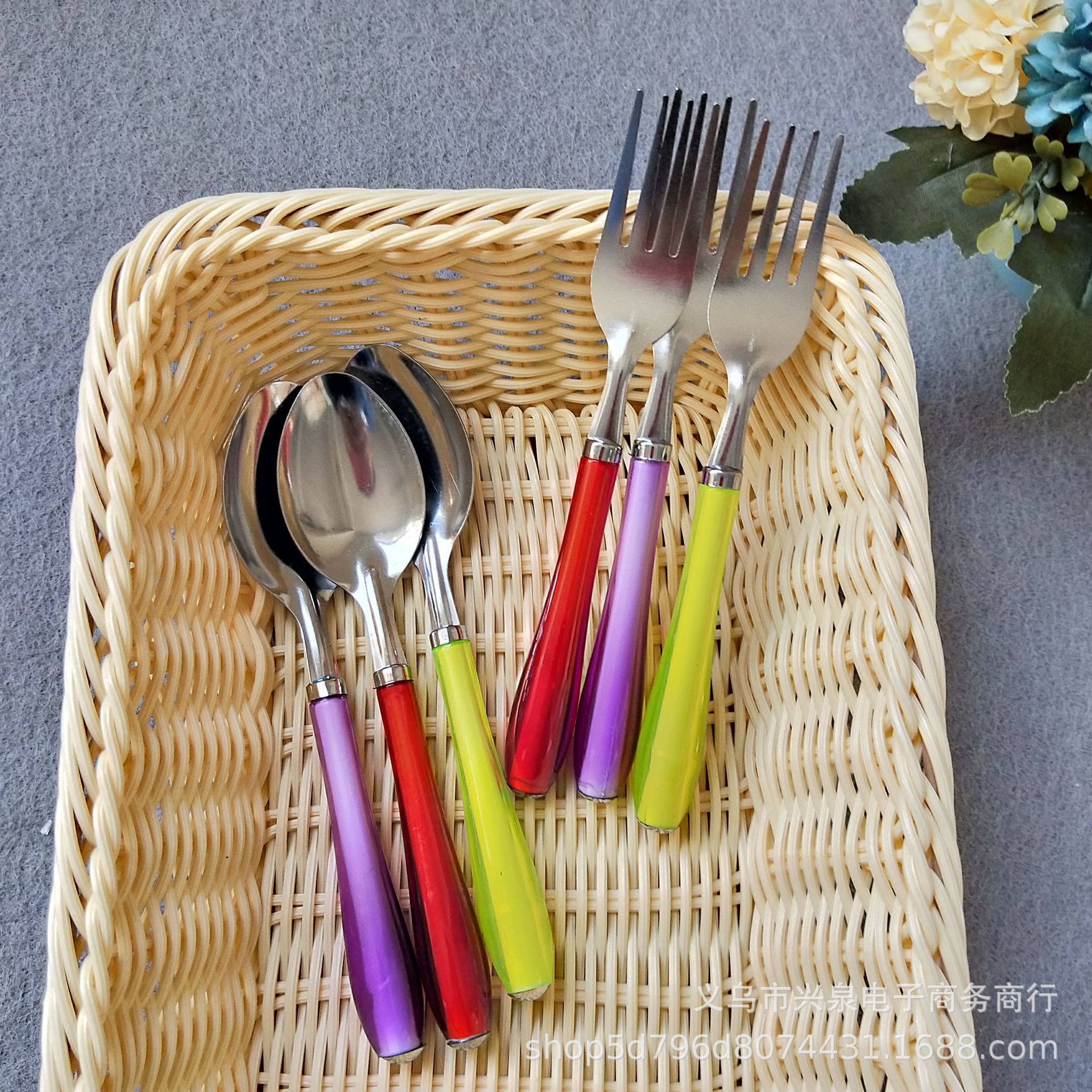 One-yuan and two-yuan spoon and fork sets, colorful handle spoons and forks, spoons and forks, one-yuan supply Application Scenario