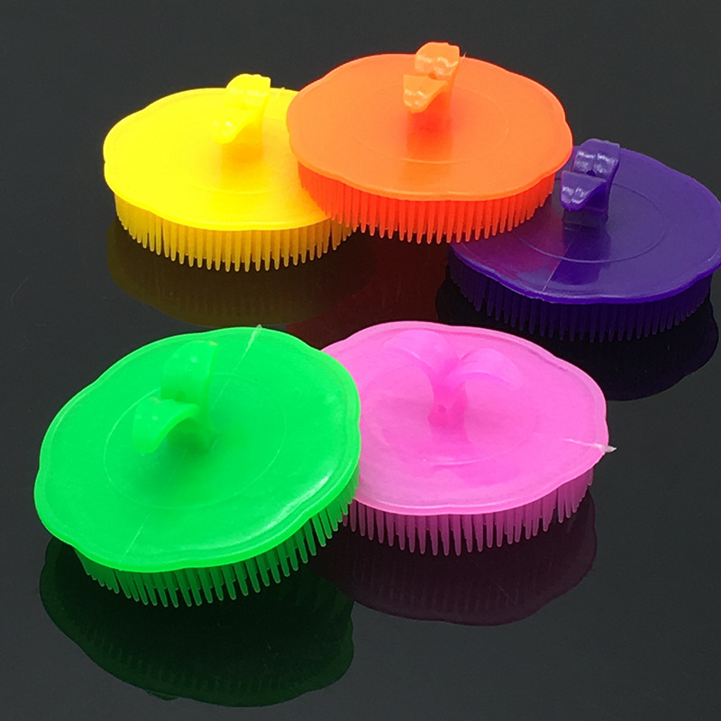 Plum blossom-shaped shampoo brush, exfoliating hair brush, head massage brush, plastic shampoo, hair care and cleaning 1-yuan store department store Application Scenario