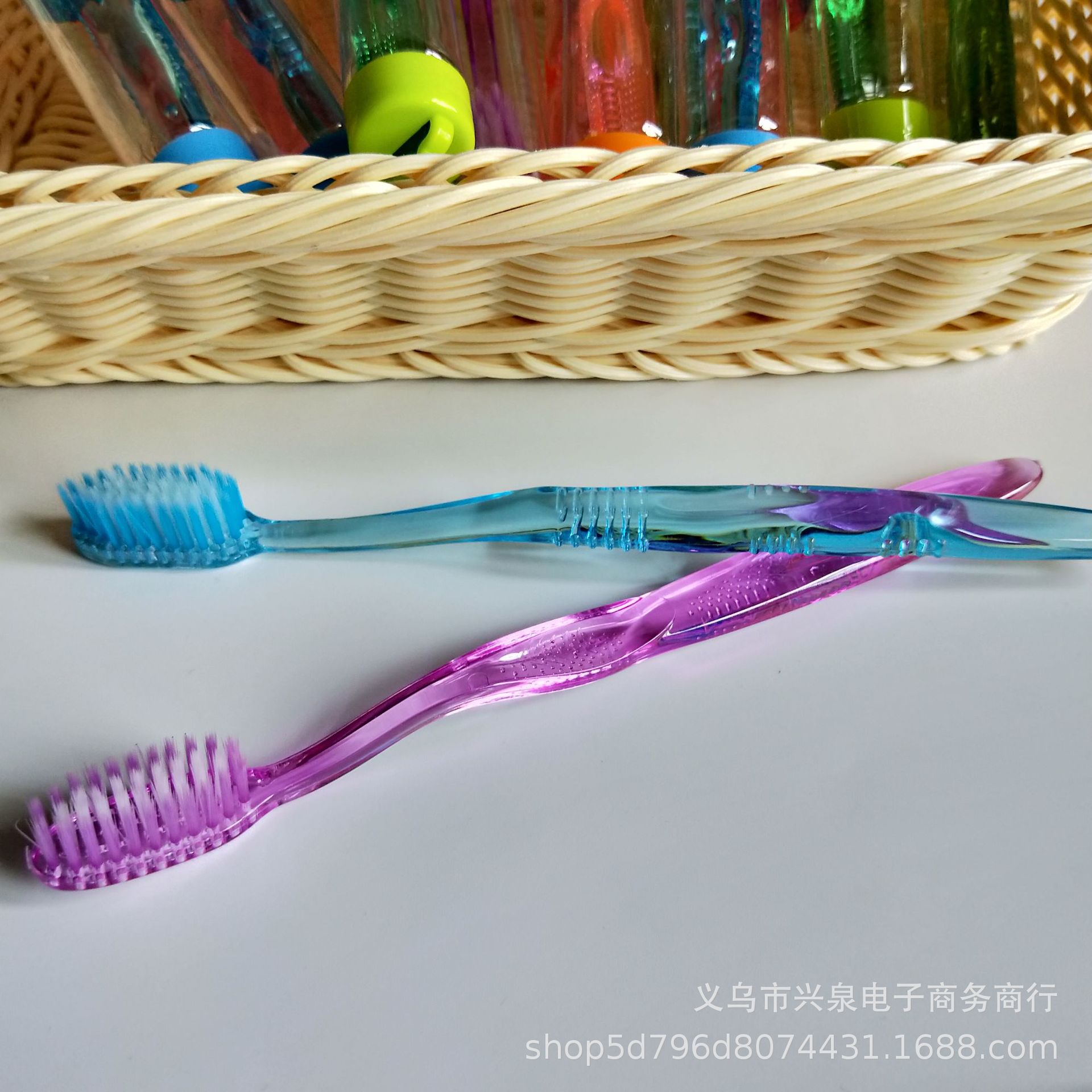 Premium transparent toothbrush, bucket-sized bulk toothbrush K-111K112 toothbrush, transparent soft bristle toothbrush Item Picture