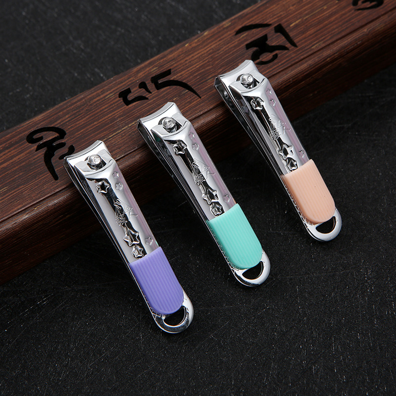 Nail art flat-cut nail clippers, nail knives, nail pliers Strong Man T6601-1 small nail scissors Application Scenario