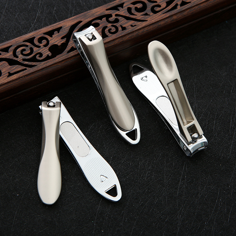 Factory direct supply of Mantis nail clippers, multi-functional nail clippers, large flat-mouthed nail clippers, nail and nail scissors Application Scenario