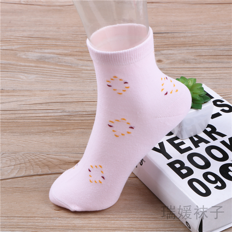 Autumn and winter collection of candy-colored socks, thickened square cotton socks with small dots, fresh and elegant school-like casual socks Application Scenario