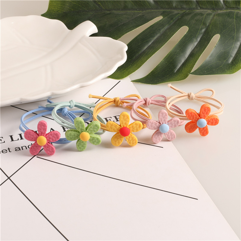 This is a cute little flower-shaped hair tie with a hair band and a high-elastic knotting hair tie that is the same style as the Korean Hyuna style Internet celebrity details Picture
