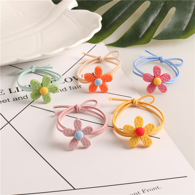 This is a cute little flower-shaped hair tie with a hair band and a high-elastic knotting hair tie that is the same style as the Korean Hyuna style Internet celebrity