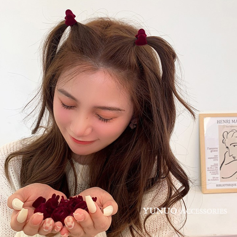 Heart-shaped hair clips, side clips, mini cute headwear, top clips, red velvet small scratch clips, hair accessories, rabbit accessories wholesale Application Scenario
