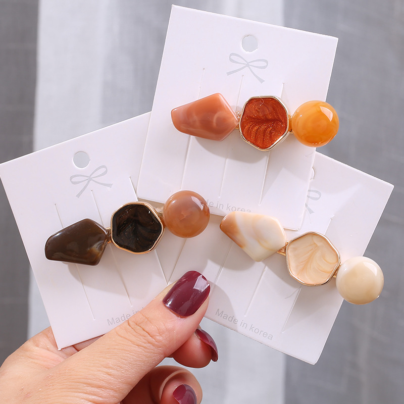 Geometric circular retro hair clips, simple alloy hair accessories, elegant side bangs clips, and ancient-style straight clips at the back of the head Application Scenario