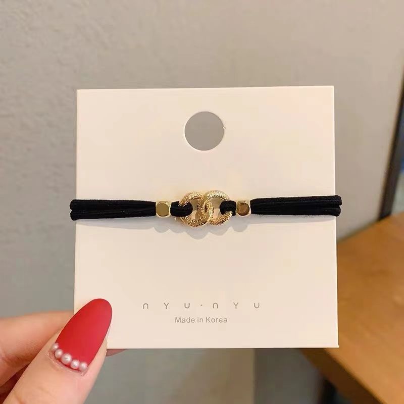 Korean version of ins alloy chain hair band, simple woven hair tie for women, high-elasticity colorful hair tie, small chanel-style hair accessory Application Scenario