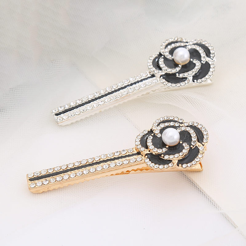 Camellia pearl flower edge one-line clip, the same style of Korean Dongdaemun's popular and simple water diamond clip for young girls details Picture