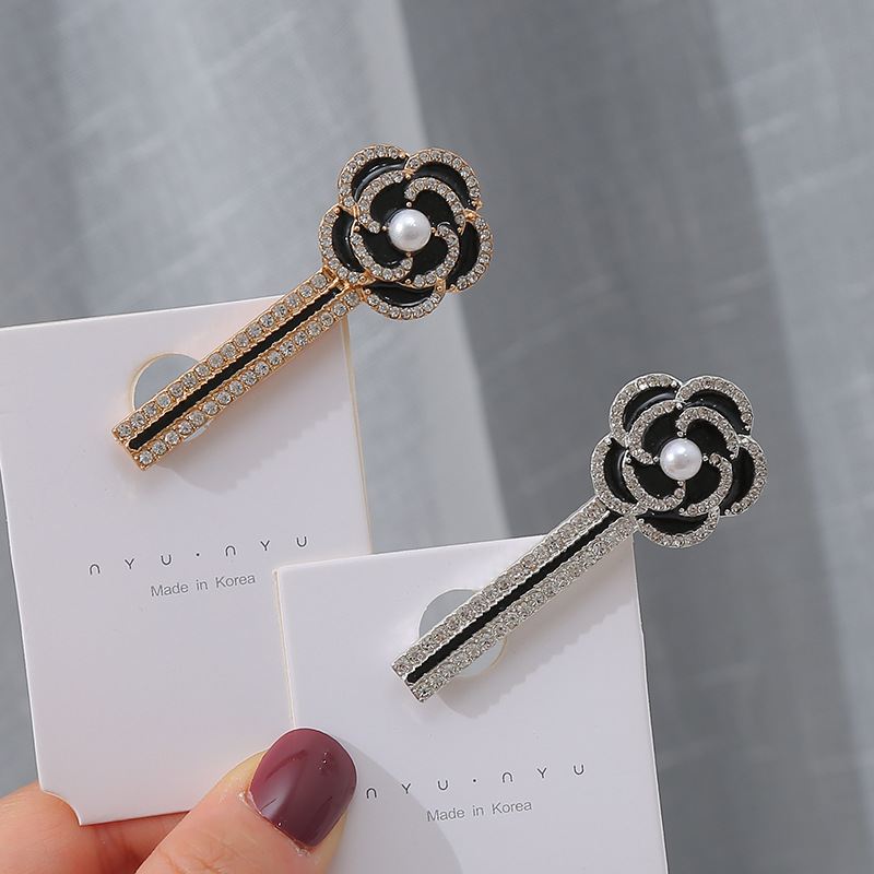 Camellia pearl flower edge one-line clip, the same style of Korean Dongdaemun's popular and simple water diamond clip for young girls Specification image