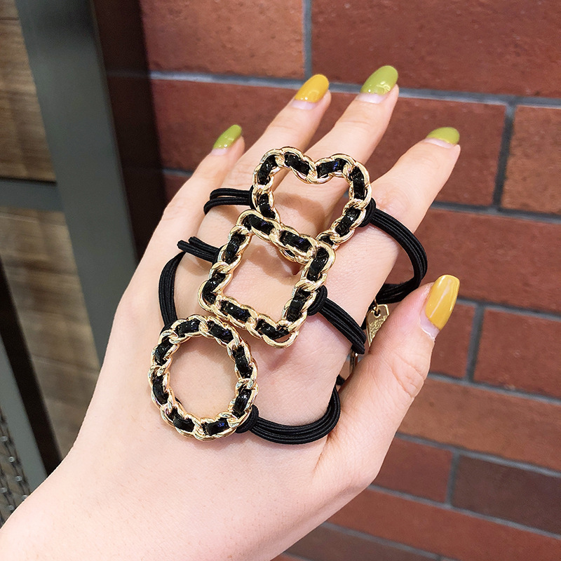 New Chanel-style hair tie for women, Korean version, versatile heart-shaped hair tie, metal leather band, durable, simple and versatile leather case Application Scenario