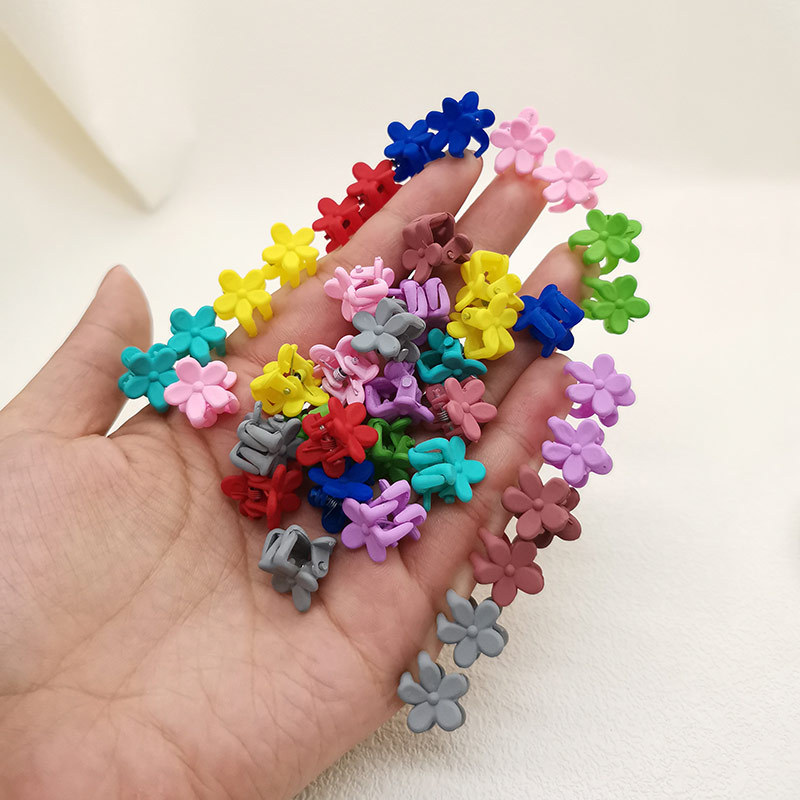 Korean Xuan Ya's same style of candy hair clips, baby color hair clips, little flower clips for girls, children's headwear Application Scenario