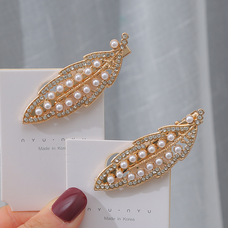 2021 New feather leaf hair clip, bangs clip, diamond zircon, shiny and fashionable pearl edge clip, popular hair accessory for women Specification image