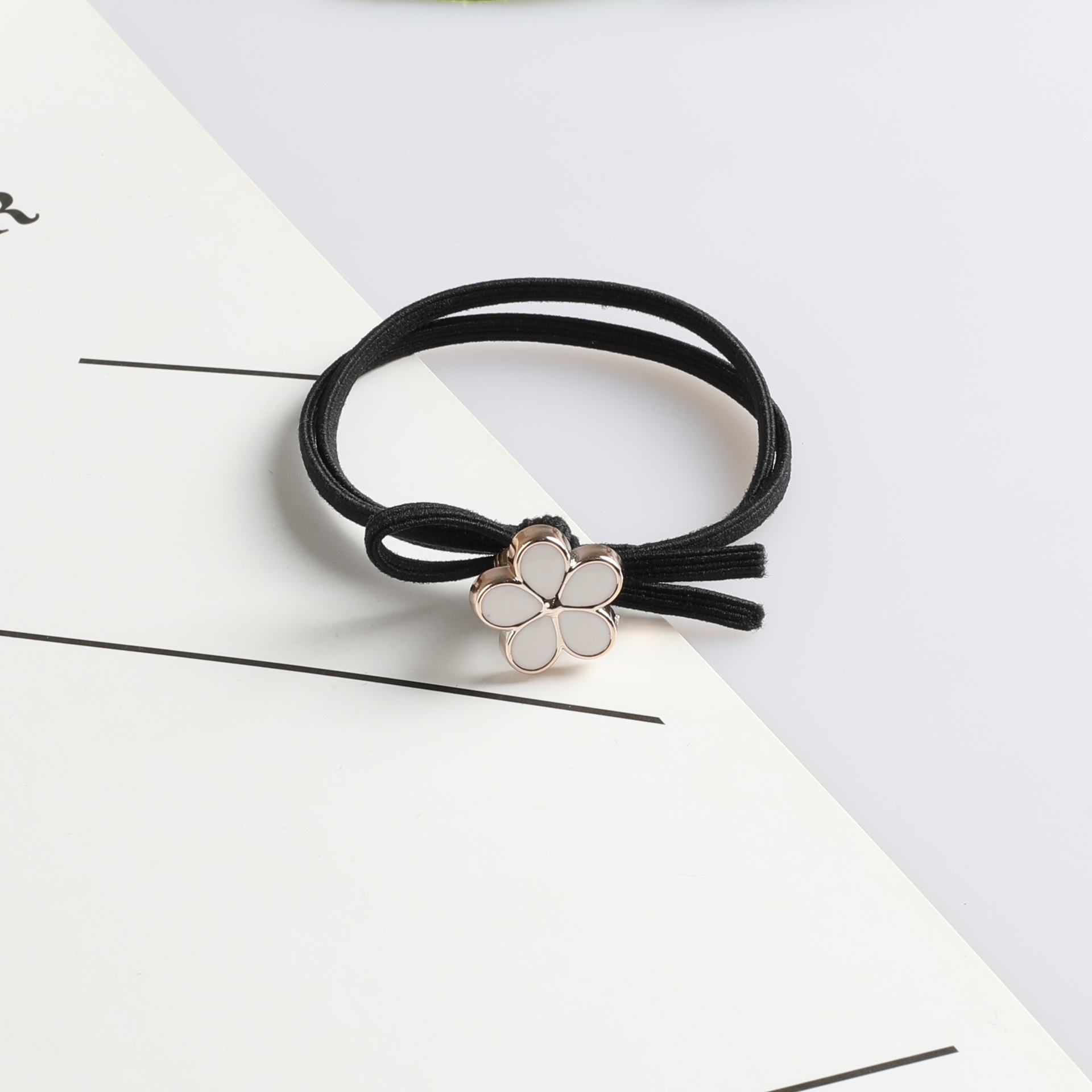Korean version simple five-petal flower hair band, popular hair tie, flower hair tie, women's hair tie, rubber band wholesale supply in Yiwu Application Scenario