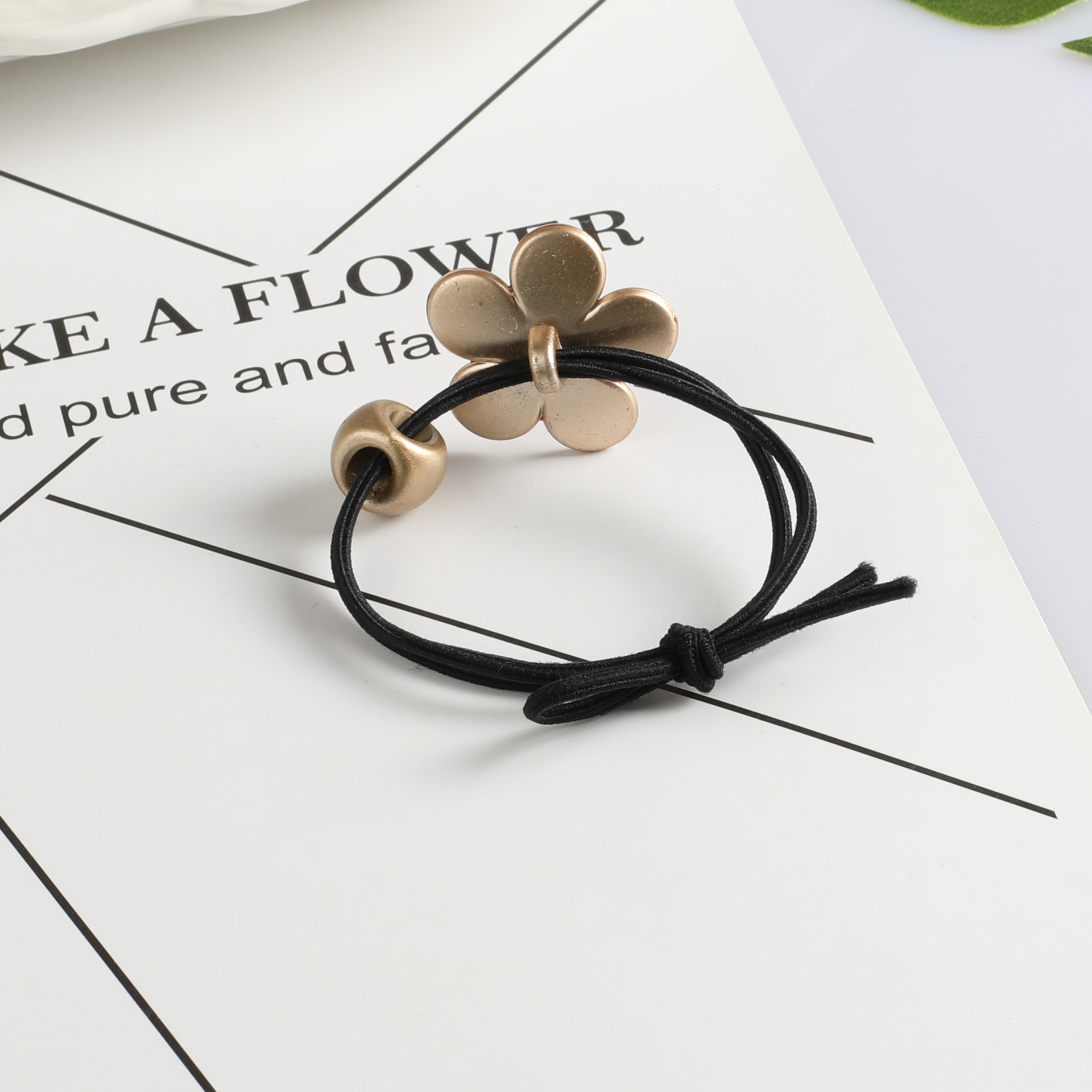 High-elasticity hair tie, golden bead large flower hair band, popular hair tie, hair tie, rubber band, two-yuan store supply Application Scenario