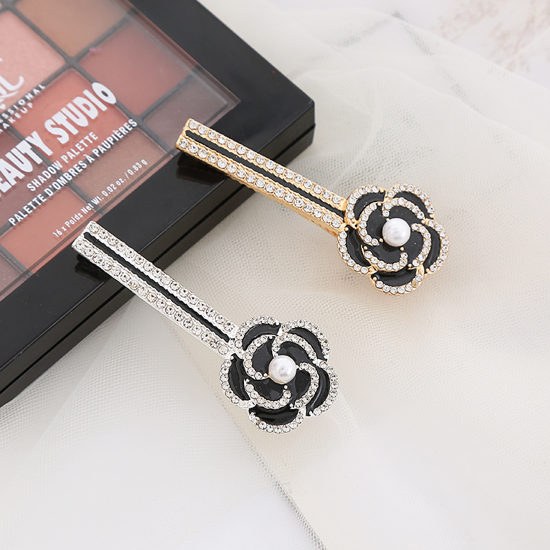 Camellia pearl flower edge one-line clip, the same style of Korean Dongdaemun's popular and simple water diamond clip for young girls Application Scenario