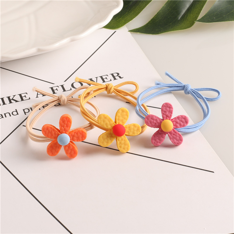 This is a cute little flower-shaped hair tie with a hair band and a high-elastic knotting hair tie that is the same style as the Korean Hyuna style Internet celebrity Application Scenario