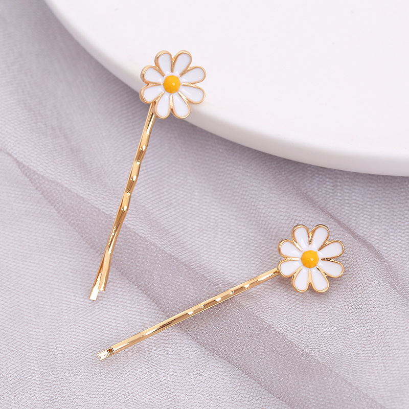 Korean Daisy hairpin headwear, a popular girl's bangs with a seaside hairpin and a flower one-line hairpin at the back of her head