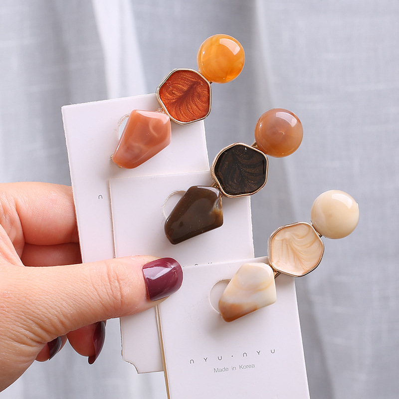 Geometric circular retro hair clips, simple alloy hair accessories, elegant side bangs clips, and ancient-style straight clips at the back of the head details Picture