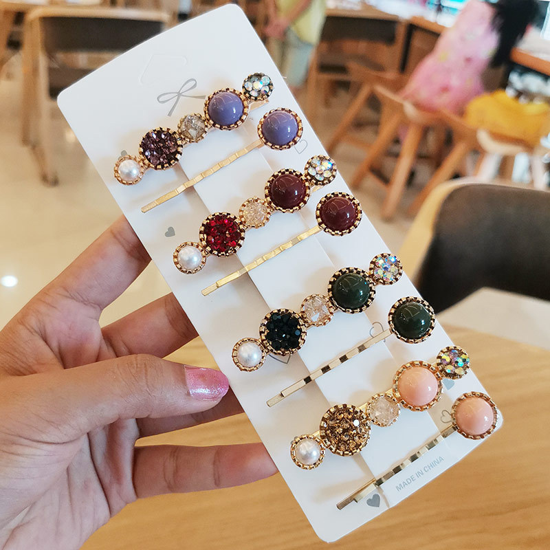 A retro hair clip for a young girl, a one-piece top clip, a simple 2-piece set with water diamonds, side clips, a duckbill clip, a headpiece, and a bangs clip at the back of the head Specification image