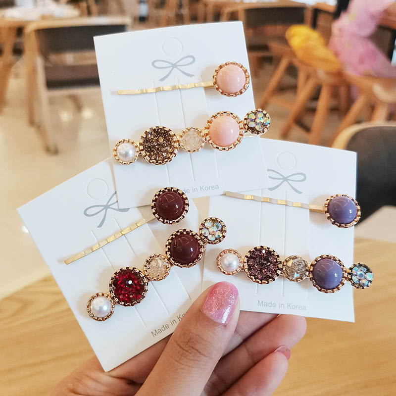 A retro hair clip for a young girl, a one-piece top clip, a simple 2-piece set with water diamonds, side clips, a duckbill clip, a headpiece, and a bangs clip at the back of the head details Picture