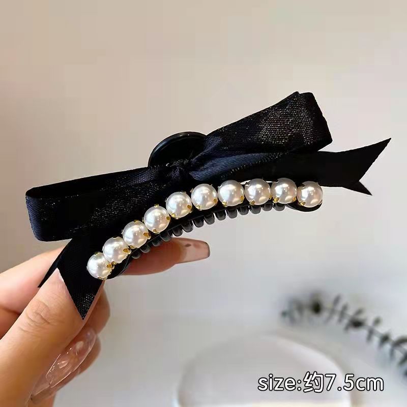 Pearl water diamond black bow, elegant grappling clip headwear, hair clips, hairpins, women's bangs clips, updo side clips Application Scenario