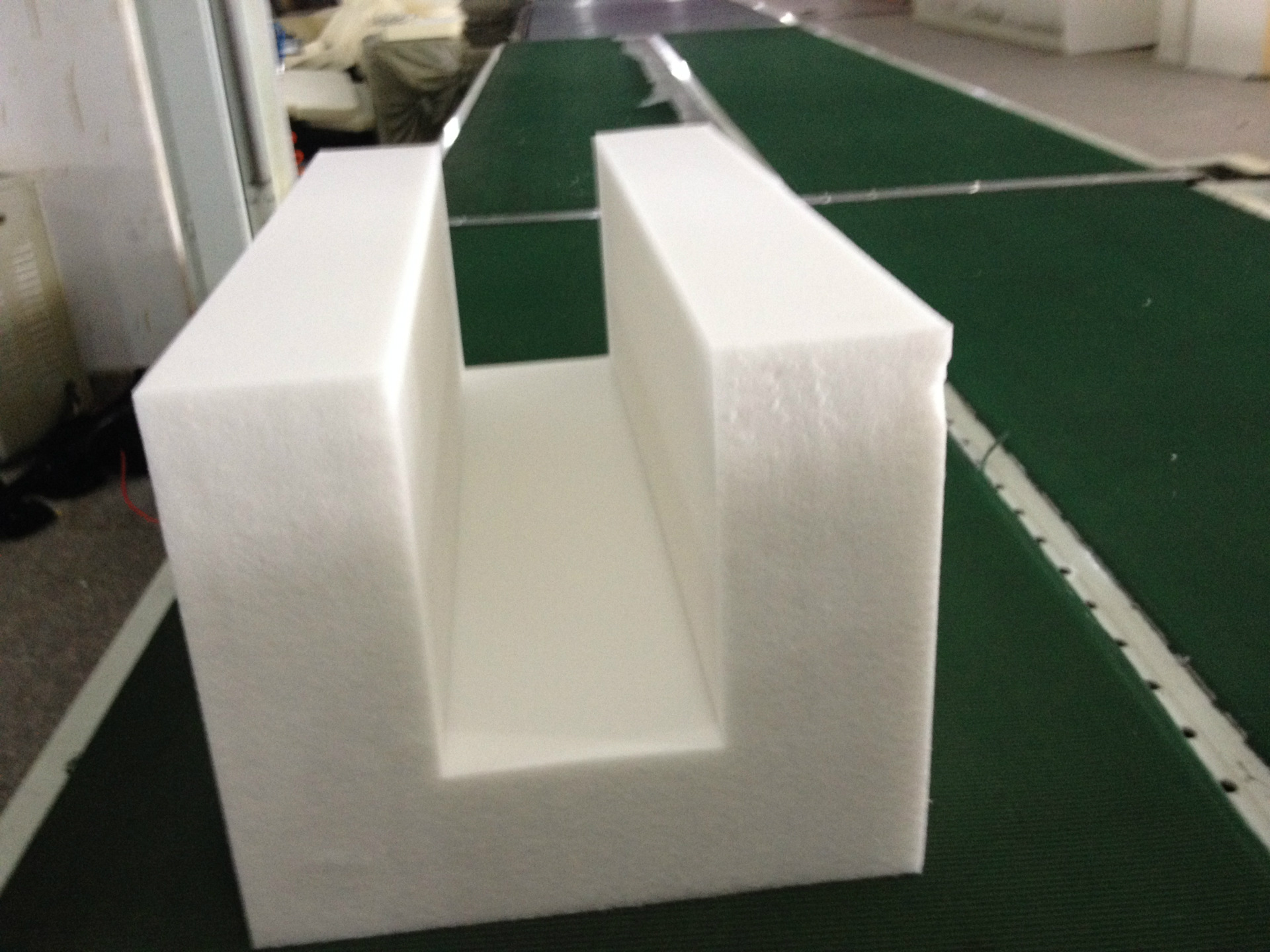 Customized by the manufacturer for the inner lining of the packaging gift box with sponge, the inner lining of the packaging with irregular-shaped sponge and white sponge blocks details Picture