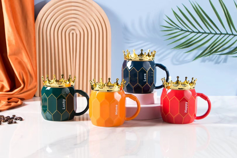 Hot selling Crown traced gold ceramic cup with lid Casual coffee mug Creative mug office water mug thumbnail