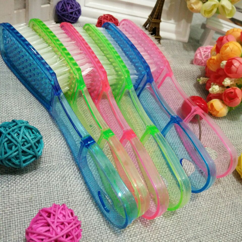 Crystal shoe brushes, long-handled plastic shoe brushes, candy-colored laundry brushes, plastic brushes, wholesale for one or two yuan in Yiwu Application Scenario