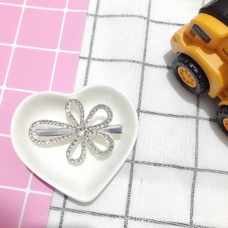 The same style as Dongdaemun in South Korea, featuring heart-shaped water diamond edges, duckbill clips, flower heart-shaped bow bangs and broken hair clips Item Picture