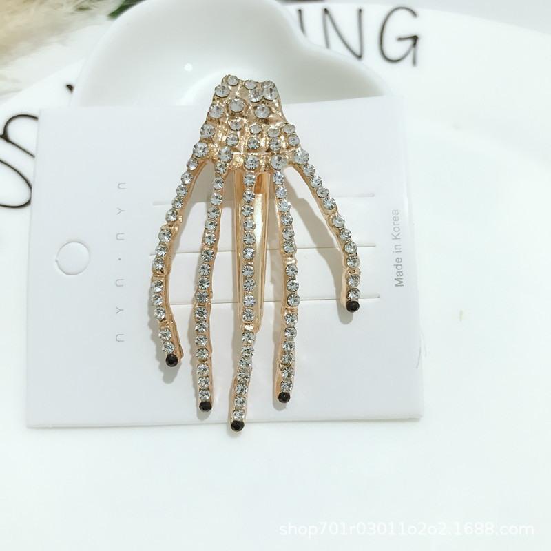 Retro skeleton hand InS-style hand-grabbed hair clips, rhinestone side clips, simple and non-damaging hair side clips, hair accessories wholesale Application Scenario