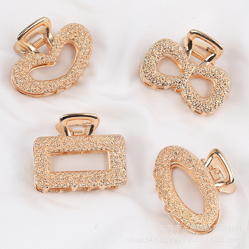 Cross-border korean version alloy plating hairpin tarjeta de pelo simple influencer mujer pelo agarrar moda versátil chao-chan liu clip Application Scenario