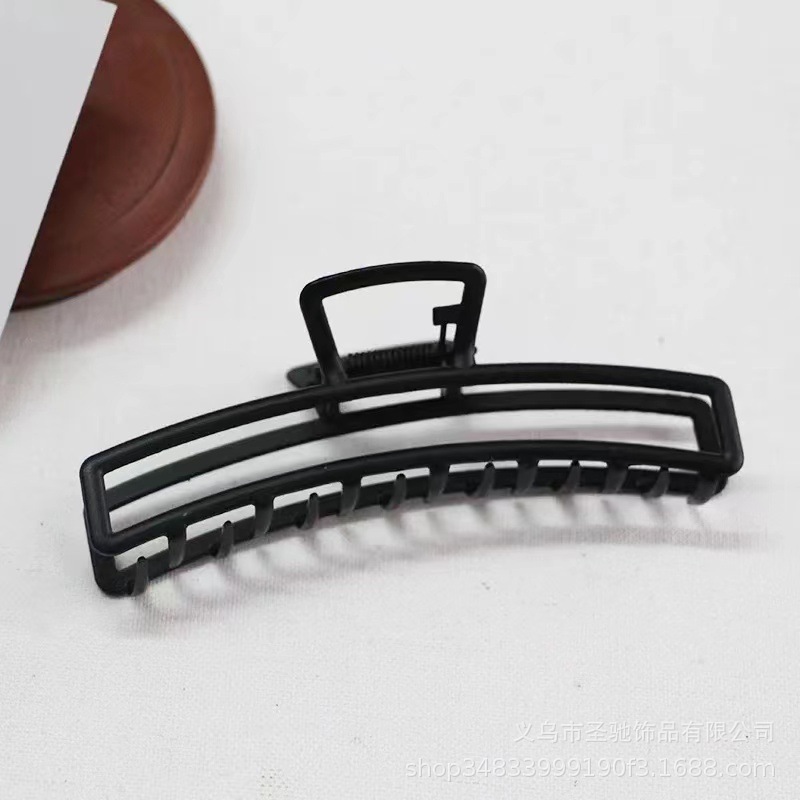 Black metal shark clip, Korean matte gun, black hair clip, women's back head hair grip, simple ponytail fashionable grip Application Scenario