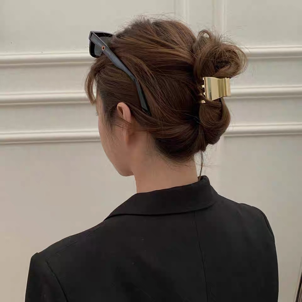 Metal small gripper, high ponytail fixed hair clip, women's summer mini hair clip, invisible hand gripper on the back of the head, headwear Application Scenario