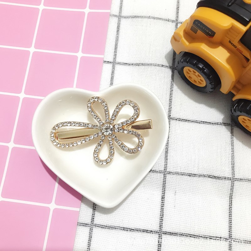 The same style as Dongdaemun in South Korea, featuring heart-shaped water diamond edges, duckbill clips, flower heart-shaped bow bangs and broken hair clips Application Scenario