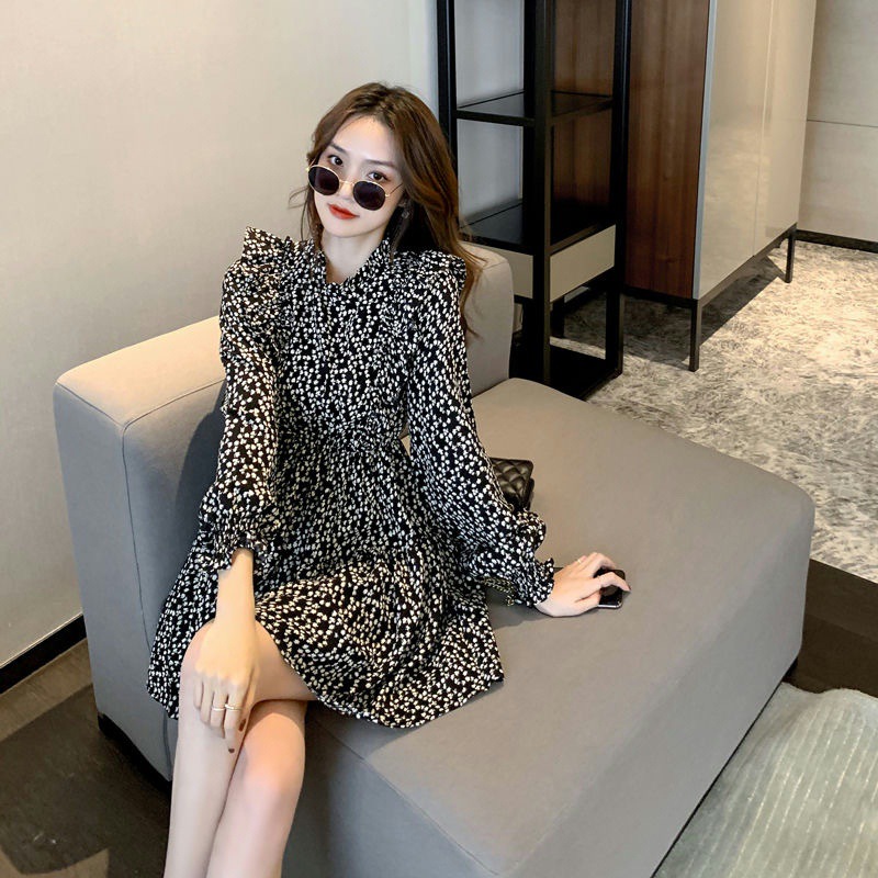 A new style of stylish short skirt for slimming in spring 2022. Black round-neck, black ear-trimmed long-sleeved floral chiffon dress for women Application Scenario