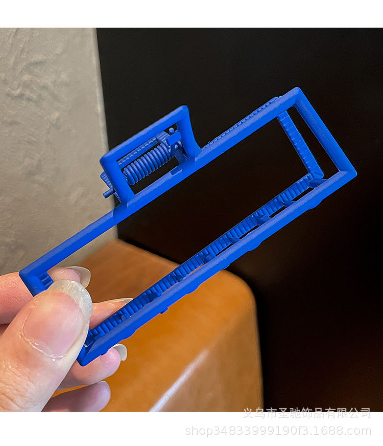 The new metal Klein blue scratch-off hairpin for the back of a woman's head exudes an elegant and stylish vibe. It's a matte shark scratch-off clip Application Scenario