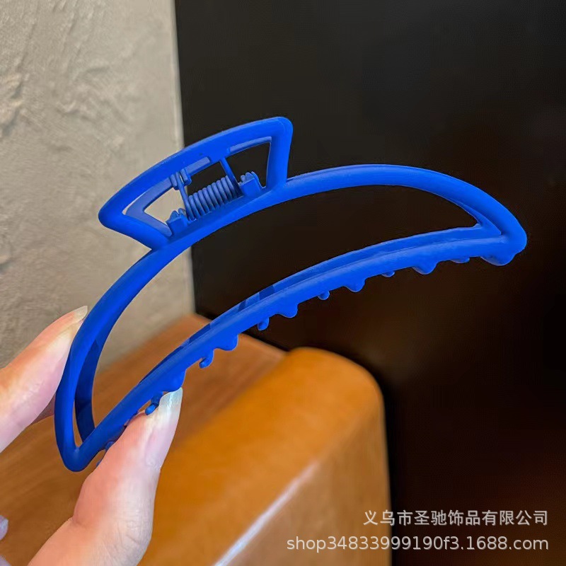 The new metal Klein blue scratch-off hairpin for the back of a woman's head exudes an elegant and stylish vibe. It's a matte shark scratch-off clip Specification image