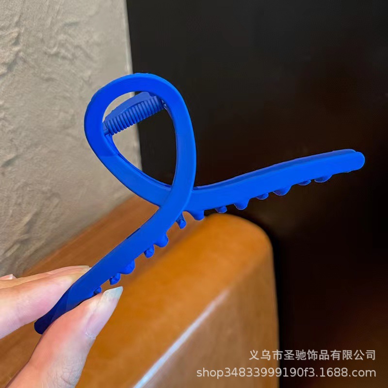 The new metal Klein blue scratch-off hairpin for the back of a woman's head exudes an elegant and stylish vibe. It's a matte shark scratch-off clip details Picture