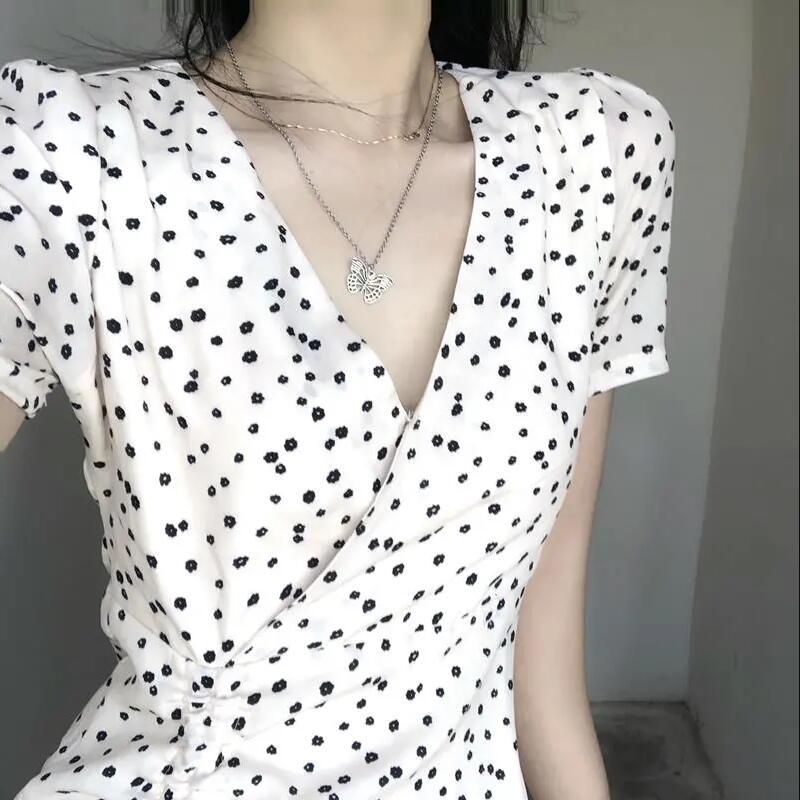 A cute and sweet floral irregular drawstring dress with a unique design sense, a V-neck short-sleeved early spring new style dress details Picture