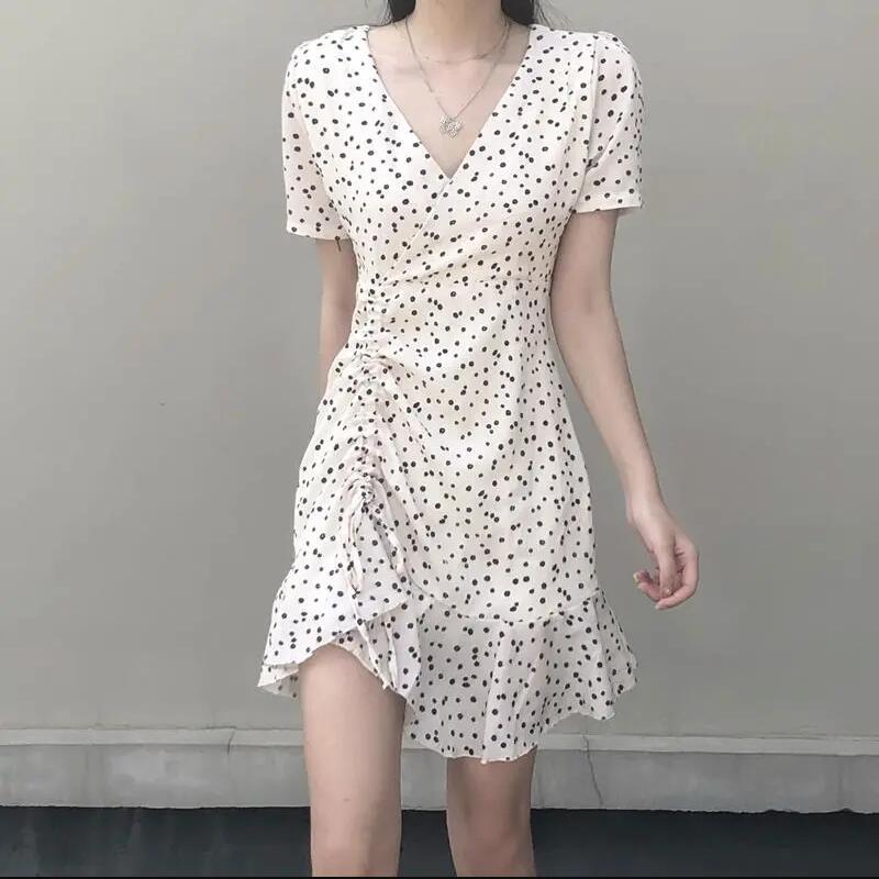 A cute and sweet floral irregular drawstring dress with a unique design sense, a V-neck short-sleeved early spring new style dress Application Scenario