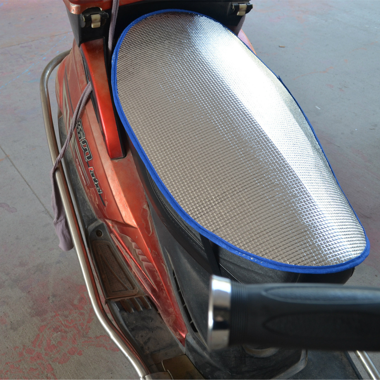 Blue-edged thickened small square electric bike sun protection pad, motorcycle and electric bike seat pad, waterproof double-sided aluminum film heat insulation pad Specification image
